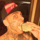 Selfi del atracador con el fajo de billete obtenido en el robo al banco.-