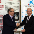 El director de Cáritas Diocesana de Valladolid, Jesús García, recibe de manos del director de Negocio de Caixa Bank de Valladolid Este, Fernando Lores (D), más de 16.000 euros para atender a las familias en situación de pobreza energética-Ical