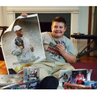 Brady Kahle posa junto a su colección de cromos.-TWITTER