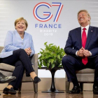 El presidente norteamericano Donald Trump y la cancillera alemana Angel Merkel se ríen durante la cumbre del G/ en Biarritz.-ANDREW HAMIK (AP)