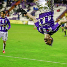 Rodri celebra con este salto acrobático el gol del empate en el minuto 90, ayer en Zorrilla.-Miguel Ángel Santos