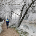 Varios corredores transitan por la orilla del canal del Duero en la mañana de ayer.-J.M. LOSTAU