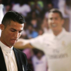 Cristiano Ronaldo, en el acto de su renovación con el Madrid, el pasado mes de noviembre, en el Bernabéu.-REUTERS / SUSANA VERA