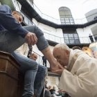 El Papa durante el ritual de lavar los pies a uno de los presos de la cárcel Regina Coeli de Roma.-EL PERIÓDICO (AFP)
