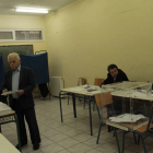 Un ciudadano Griego a punto de ejercer su derecho a voto en un colegio electoral de Atenas.-Foto: AINA VALLDAURA