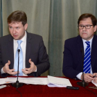 Presentación del borrador de presupuestos de 2016 Del Ayuntamiento de Burgos por parte del alcalde de la ciudad, Javier Lacalle (I), y el concejal de Hacienda, Salvador de Foronda (D).-ICAL