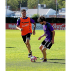 Víctor Pérez se dispone a chutar el balón, ante la llegada de Rennella.-BALCAZA
