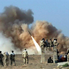 Efectivos militares de Irán lanzan misiles balísticos.-EFE