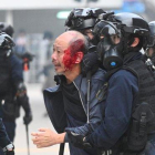 La policía se lleva a un manifestante herido en Hong Kong.-AFP / PHILIP FONG