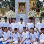Los componentes del equipo de fútbol rescatados de la cueva Tham Luang, en el templo donde se ordenarán monjes budistas /-OFICINA DEL GOBERNADOR DE CHIANG