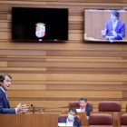 Alfonso Fernández Mañueco durante su comparecencia de hoy ante el pleno. - ICAL