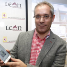El concejal del área de Quejas y Sugerencias, José María López de Benito, presenta la nueva aplicación móvil ‘Línea Verde’ para que los usuarios puedan informar de las incidencias de la ciudad-