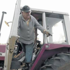 El presidente saliente José Mujica, de hábitos ascéticos, a bordo de un tractor, en sus tierras en las afueras de Montevideo.-Foto:  AP / MATILDE CAMPODONICO
