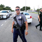 Dos agentes de policía tras un tiroteo en Estados Unidos.-REUTERS / JOE PENNEY