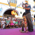 Única marioneta "faquir" en el mundo, que escupe fuego en la zona de Divierteatro, en la Feria de Teatro de Castilla y León, en Ciudad Rodrigo (Salamanca)-Ical
