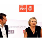 El líder socialista, Luis Tudanca, con la secretaria de Sanidad de la Ejecutiva, Isabel Fernández.-ICAL