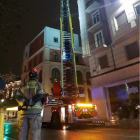 Cuerpo de bomberos de Valladolid sanean los pináculos en la fachada de una vivienda situada en Plaza Rinconada. - @BOMBEROSVLL