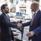 Albert Peters recibe a Roger Torrent, este martes, a las puertas del Círculo Ecuestre.-FERRAN NADEU