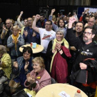 Euforia entre los militantes de ERC durante el seguimiento del recuento.-JORDI COTRINA