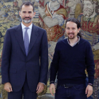 El Rey Felipe VI junto al líder de Podemos, Pablo Iglesias.-EL MUNDO