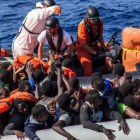 Miembros del equipo de MSF en el 'Bourbon Argos' distribuyen chalecos salvavidas durante el rescate en aguas del Mediterráneo, este martes.-MSF / BORJA RUIZ RODRÍGUEZ