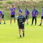Herrera, ante Mata, Guzmán, Marcos, Anuar, Markel y De Tomás, durante un entrenamiento de esta semana.-J.M.LOSTAU