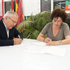 La concejala de Servicios Sociales, Rafael Romero Viosca, y el presidente de la Fundación Cauce, Ramón Martínez Lanao, firman un convenio de colaboración-ICAL
