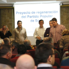 La alcaldesa de Garray, María José Jiménez, saca una foto antes de que Abellón, Pardo y López presenten su proyecto político para el PPde Soria.-MARÍA FERRER