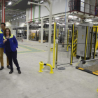 La consejera Pilar del Olmo junto a Paz Robina, durante la visita a la planta de Aranda de Duero, en Burgos.-ICAL