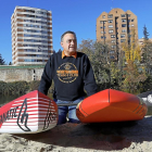JesúsFernández posa en la playa de Las Moreras con dos tablas de paddle surf y un remo, herramientas básicas para practicar este deporte.-J. M. LOSTAU