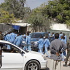 Los alrededores de la academia policial donde un terrorista se ha inmolado matando a 18 agentes en Mogadiscio, la capital de Somalia.-/ AP / FARAH ABDI WARSAMEH (AP)