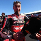 Álvaro Bautista (Ducati) muestra su felicidad, hoy, en el corralito del circuito de Phillip Island (Australia).-WORLD SBK.COM