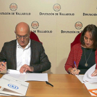 Jesús Julio Carnero (PP) y Pilar Vicente (C’s) en la firma del acuerdo.-ICAL
