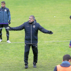 Paco Herrera  efectúa un gesto ante sus jugadores, durante un entrenamiento.-J.M. LOSTAU