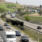 Varios coches circulan por la A-62 en las proximidades a Simancas.-EL MUNDO