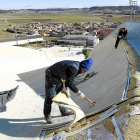 Los operativos desmontan parte del 'hal pipe' de Meseta Ski, que será el nuevo punto de partida de la pista para cumplir con la sentencia del Constitucional-J.M.Lostau