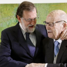 Mariano Rajoy abraza al primer presidente electo de la Xunta de Galicia, Xerardo Fernandez Albor, este sábado en un acto de homenaje por su centenario-LAVANDEIRA JR. (EFE)