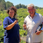 Marta Salgado Rodríguez y Florencio Salgado brindan por los vinos de Toro.-J.L.C.