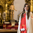 Macarena Pérez Aragón acompañando al Cristo Despojado.-PABLO REQUEJO