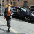 El exalcalde de Valladolid Javoer León de la Riva a su llegada a la Audiencia de Valladolid para asistir a la primera sesión del juicio sobre el caso de las 'Comfort letter'.-ICAL