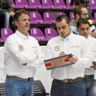 Iñaki Martín, pizarra en mano, junto a Porfi Fisac durante un partido de la pasada campaña.-Pablo Requejo