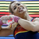 Lydia Valentín dibuja un corazón tras ganar su título europeo en Bucarest.-/ EFE / ROBERT GHEMENT