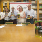 De I a D; el presidente de AVAR y FARCAL, José Luis Maté; la trabajadora social de AVAR, Asunción Bombí­n; el presidente de ARVA, Julián Rodríguez; la secretaria de salud laboral de UGT, Carmen Campelo; y el secretario de ATRA, Manuel Muñoz, presentan la-ICAL
