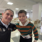 Retamero en Uzbekistan con un joven jugador de la Academia. / EL MUNDO