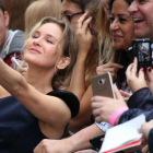 Renée Zellweger se hace fotos en el preestreno de 'Bridget Jone's Baby.-AP / JOEL RYAN