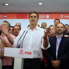 Sánchez celebra su victoria en la sede del PSOE.-