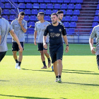 JaviMoyano, a la derecha, entrena con sus compañeros durante la primera jornada de trabajo.-MIGUEL ÁNGEL SANTOS