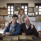 Elías Mora, su hija Mari Carmen y su nieto Pablo, en la escuela a la que fuero de niños.-MIGUEL ANGEL SANTOS