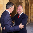 El presidente de la Diputación de León, Juan Martínez Majo (I), recibe al alcalde de León, Antonio Silván (D), para mantener un encuentro de trabajo.-ICAL