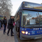 Los usuarios se suben a un autobús en servicios mínimos durante uno de los recientes paros parciales.-PABLO REQUEJO (PHOTOGENIC)